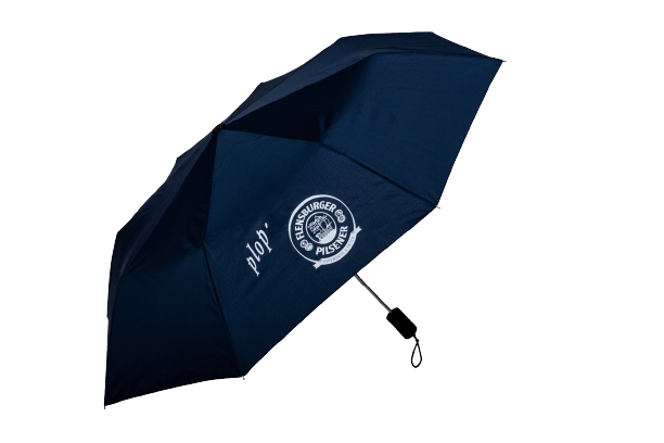 Dunkelblauer Taschenschirm mit Aufschrift „plop'“ und rundem Logo „Flensburger Pilsener“ aus 100 % Polyester geöffnet.
