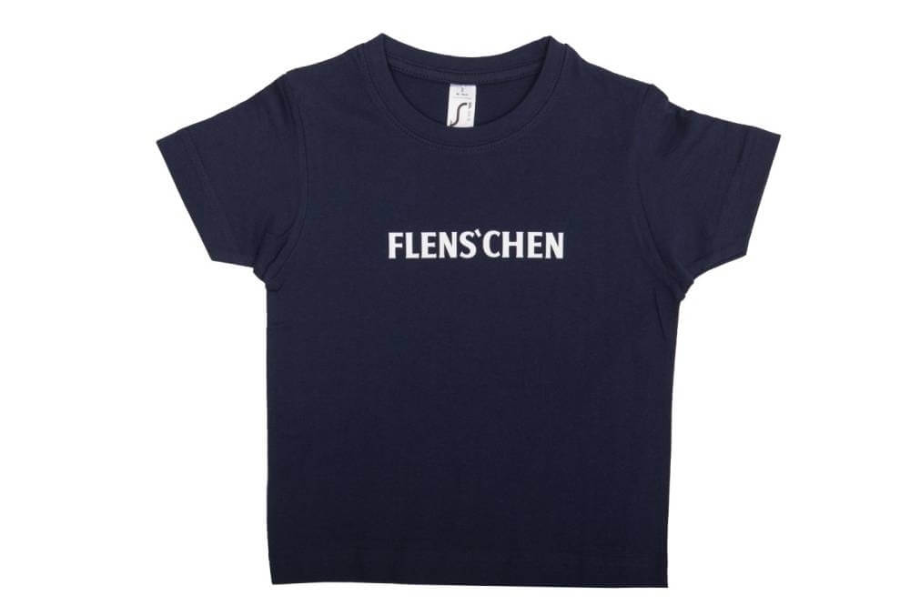 Dunkelblaues T-Shirt für Kinder mit kurzen Ärmeln. Auf der Vorderseite steht in weißer Großschrift "FLENS'CHEN". Das T-Shirt liegt flach auf weißem Hintergrund.