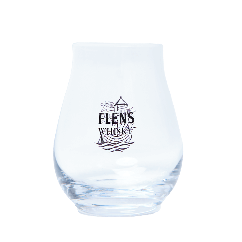 leeres Whiskyglas mit Aufschrift “FLENS WHISKY” und einem Schiffsmotiv auf klarem Glas mit einem Volumen von 42 cl.