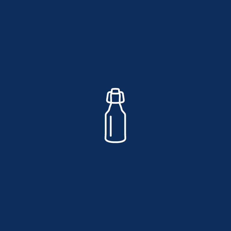 Eine weiße, minimalistische Umrisszeichnung einer verschlossenen Bügelflasche auf dunkelblauem Hintergrund.