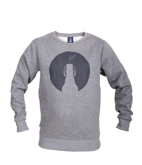 Vorderseite eines grauen Pullovers mit einem dunkelgrauem Kreis und der Silhouette einer Bügelflasche in der Mitte. Über der Flasche steht der Schriftzug „plop“.