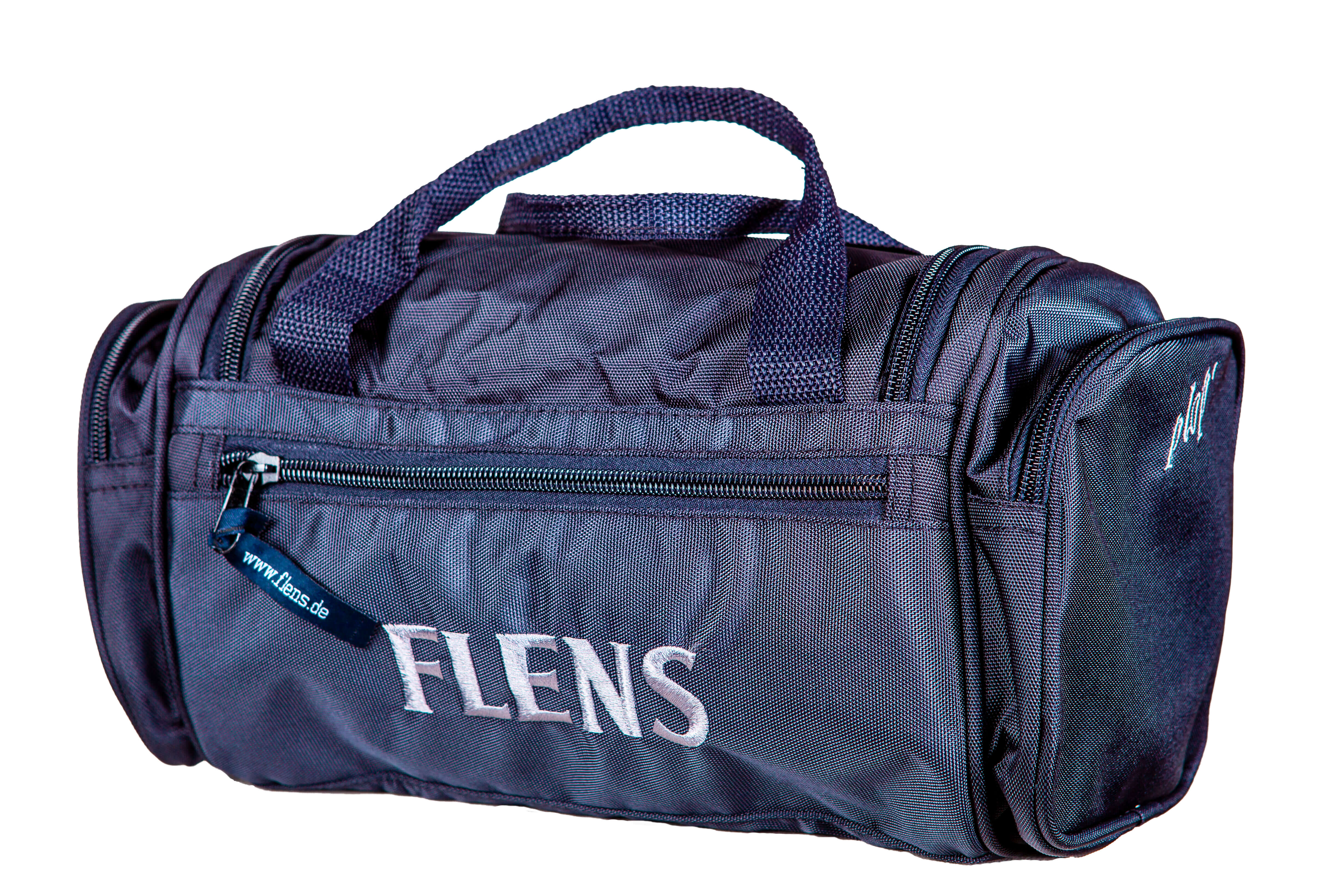 Navyblaue Kulturtasche mit zwei Tragegriffen und mehreren Reißverschlüssen. Auf der Vorderseite steht groß "FLENS". Ein Reißverschlussanhänger zeigt die Webadresse www.flens.de.