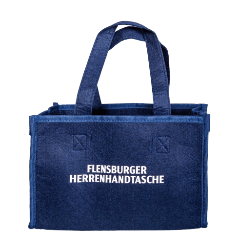 Eine dunkelblaue Filztasche mit zwei kurzen Henkelriemen trägt den weißen Schriftzug „FLENSBURGER HERRENHANDTASCHE“ mittig auf der Vorderseite.