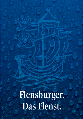 Weißer Schriftzug „Flensburger. Das Flenst.“ auf dunkelblauem Hintergrund mit stilisierter Segelschiff-Grafik und drei Löwen, umgeben von Wassertropfen.