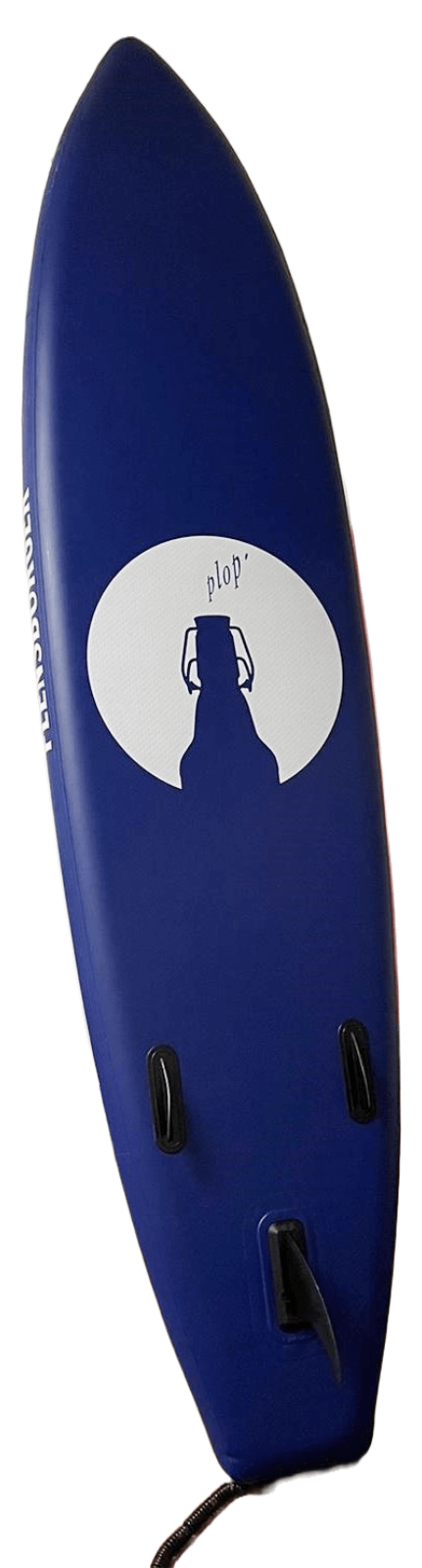 Blaues SUP Board mit drei schwarzen Finnen und einem weißen Kreis mit Flaschenmotiv, darüber steht der Schriftzug "plop'".
