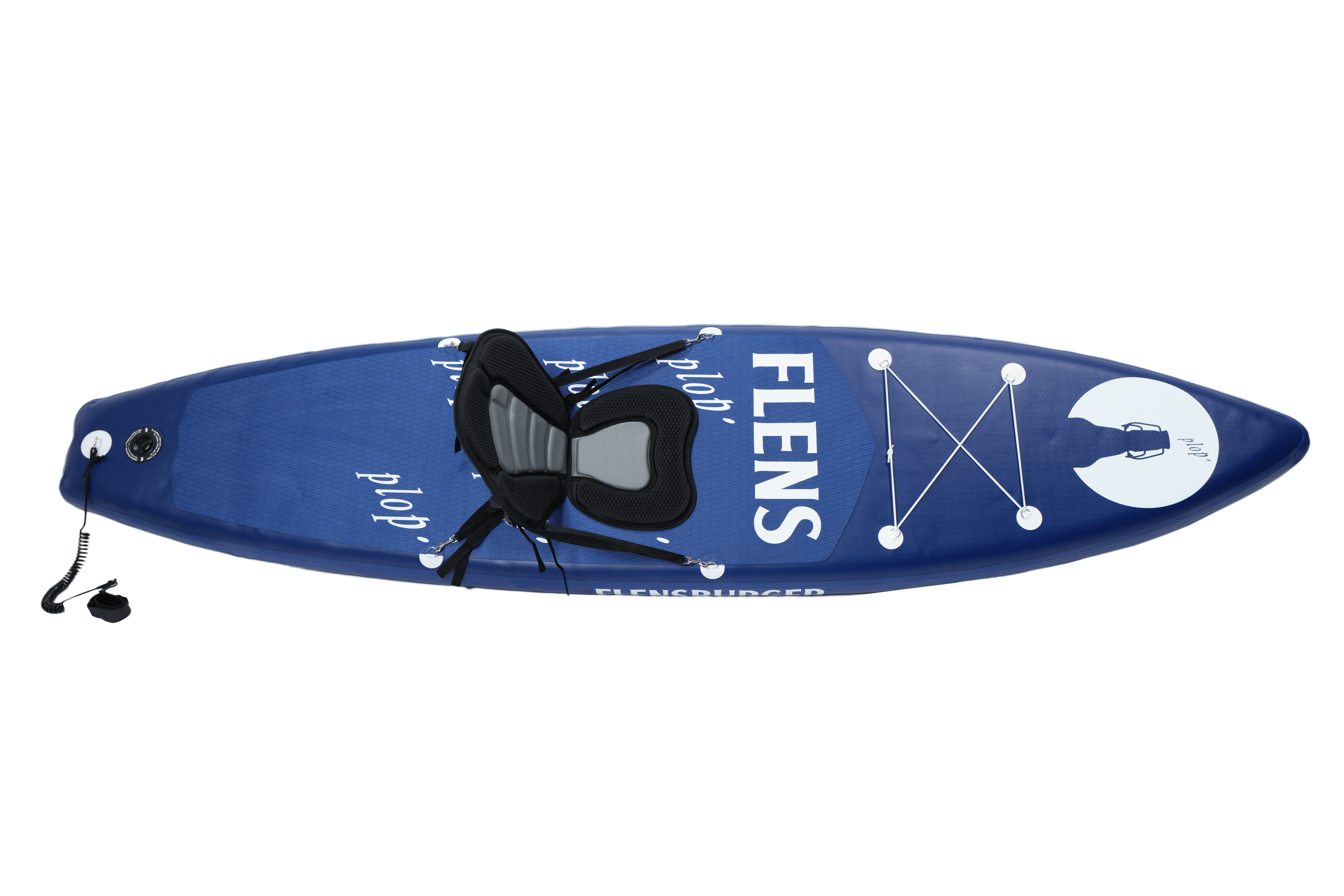 Blaues SUP-Board mit verstellbarem Sitz und Spanngummi vorne. Auf dem Board steht in Weiß „FLENS“ und „plop‘“. Am Heck ist eine Leash befestigt.