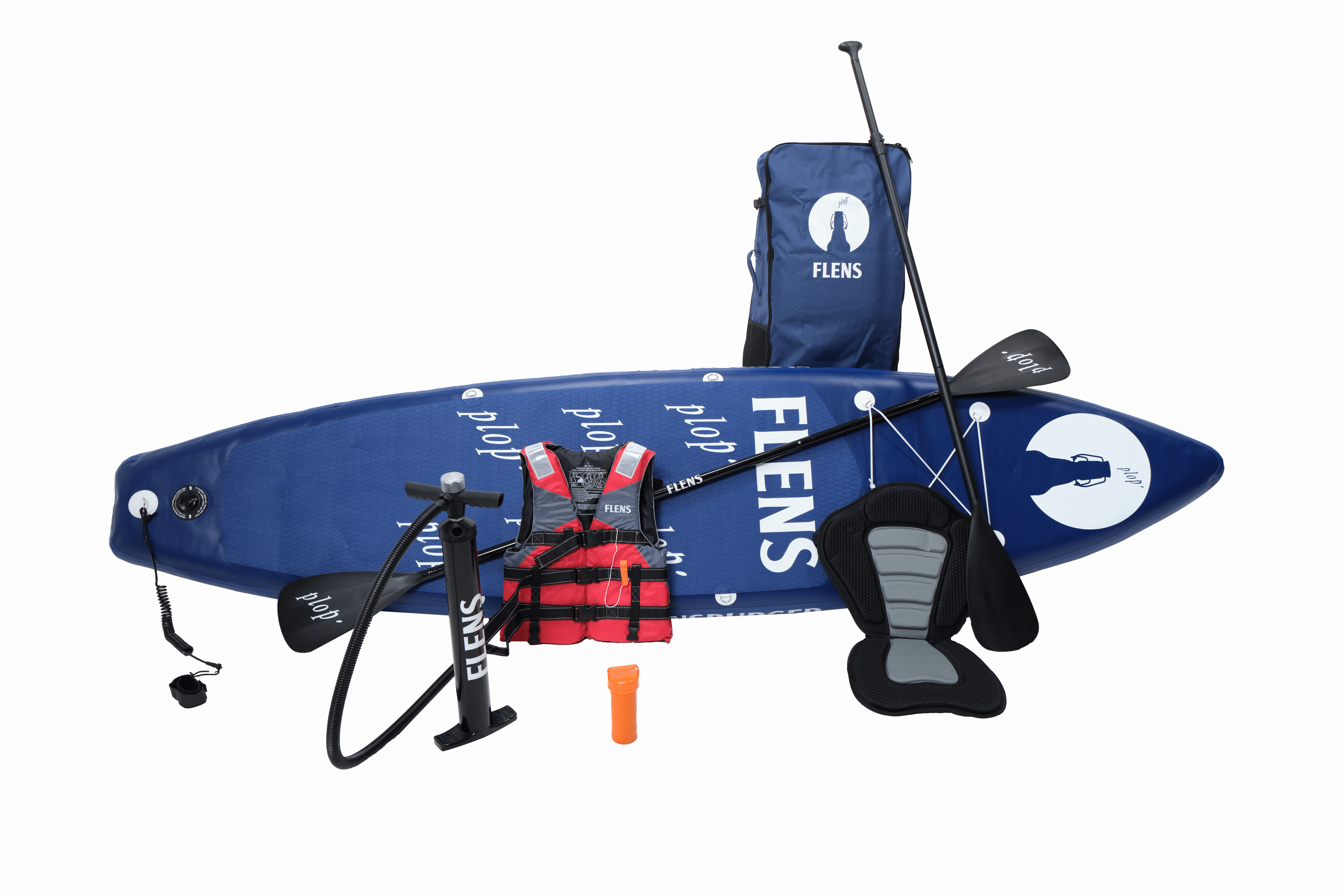 Ein blaues FLENS SUP Board liegt flach, begleitet von einer roten Schwimmweste, zwei Paddeln, einer Luftpumpe, einem aufblasbaren Sitz und einer blauen Transporttasche.