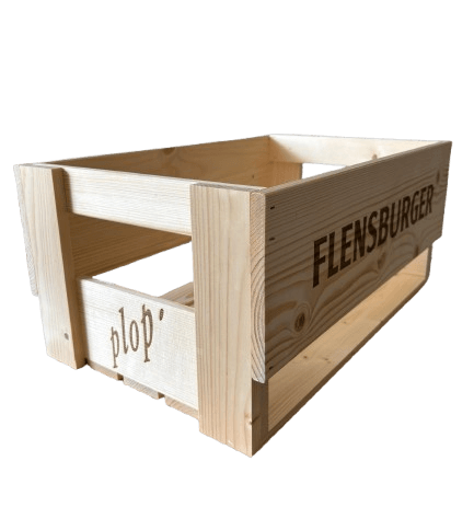 Holz-Bierkiste mit dem Branddruck "FLENSBURGER" auf der Seite. Die Kiste ist unbefüllt und hat an einer Seite den Aufdruck "plop'".