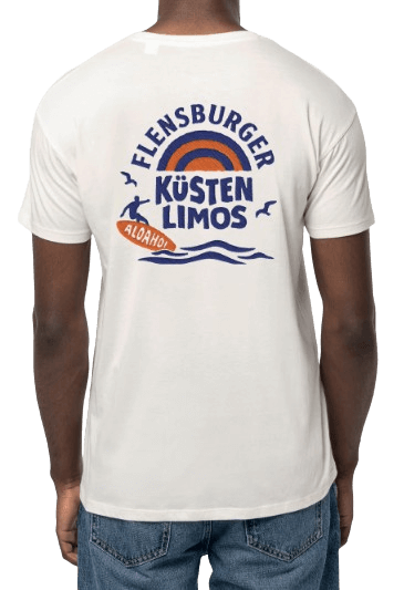 Weißes T-Shirt mit großem Rückendruck „Flensburger Küstenlimos“ in Blau und Orange, Sonnenaufgang, Möwen, Surfbrett mit Schriftzug „Aloha!“. Person trägt Jeans und steht mit dem Rücken zur Kamera.