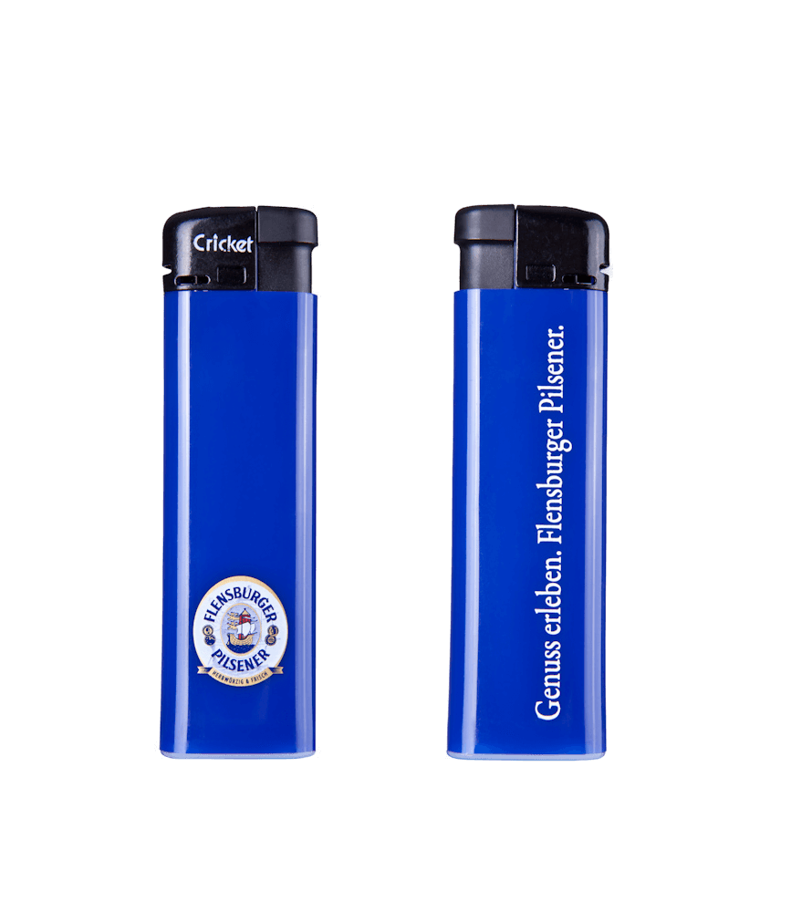 Zwei blaue Cricket-Feuerzeuge mit schwarzem Kopf. Auf der Vorderseite steht das Logo „Flensburger Pilsener“. Die Rückseite zeigt den Text „Genuss erleben. Flensburger Pilsener.“.