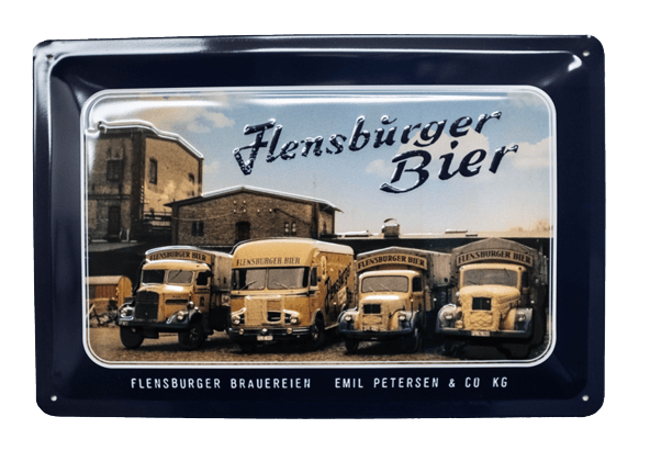 Flensburger Bier Schriftzug auf einem nostalgischen Schild mit mehreren gelben Getränkewagen vor einem Gebäude im Hintergrund. Das Schild zeigt die Brauerei Emil Petersen & Co KG.