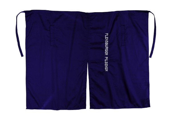 Blaue Bistroschürze mit zwei Taschen und seitlichen Bändern zum Binden. Auf der rechten Seite steht vertikal in weißer Schrift „FLENSBURGER PILSENER“.