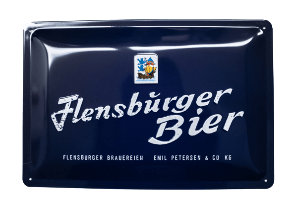 Blechschild mit dunkelblauem Hintergrund und weißer Schrift „Flensburger Bier“. Darunter steht „Flensburger Brauerei Emil Petersen & Co KG“. Oben mittig ist ein kleines Wappen mit einem Segelschiff zu sehen.