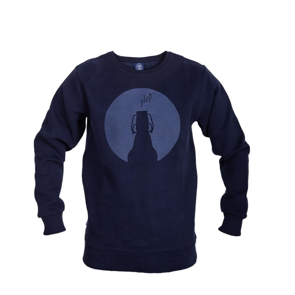 Dunkelblauer Pullover zeigt eine Flaschen-Silhouette mit Bügelverschluss vor einem kreisförmigen Hintergrund. Oben steht der Schriftzug „plop“.